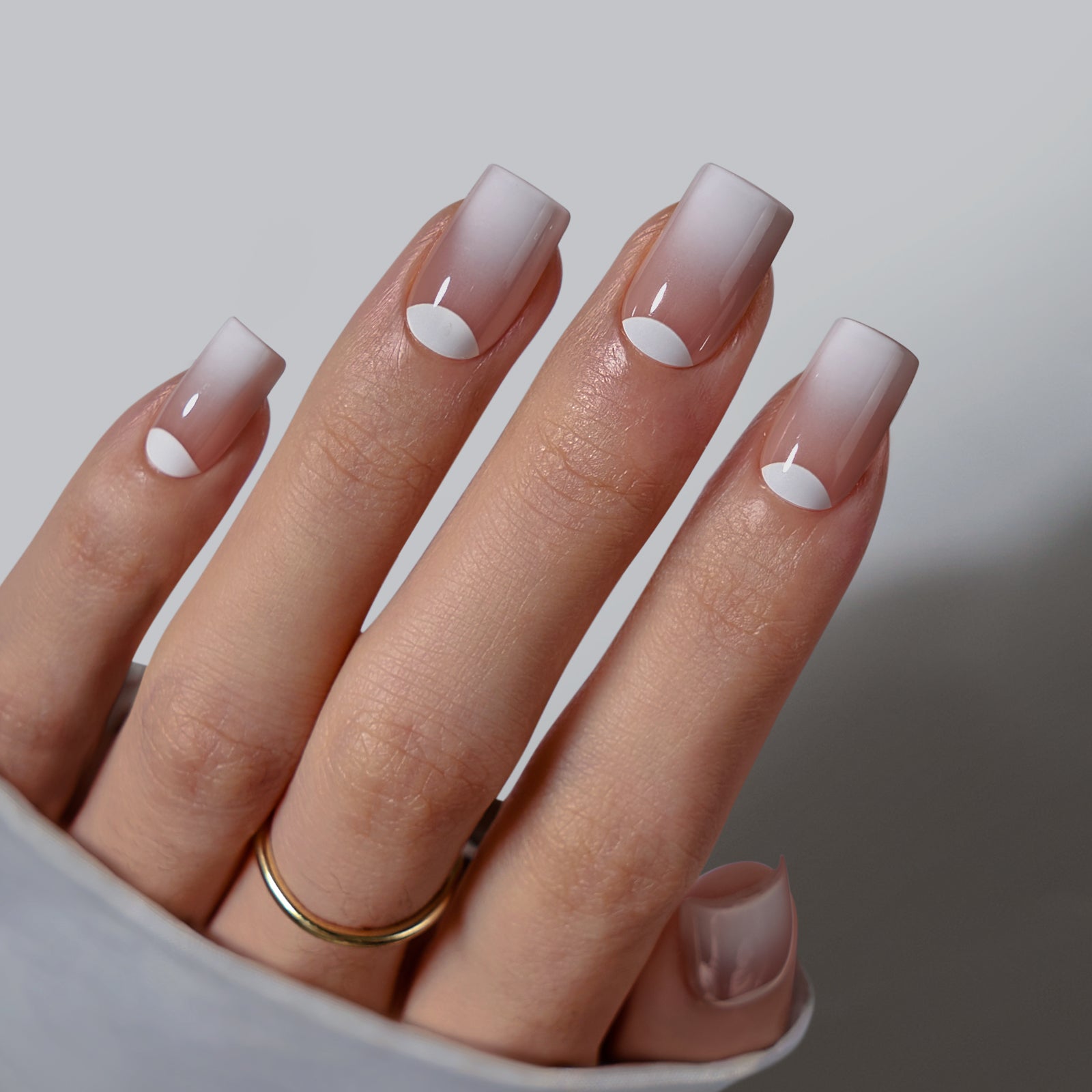 Fixon press-on nails with sophisticated nail design