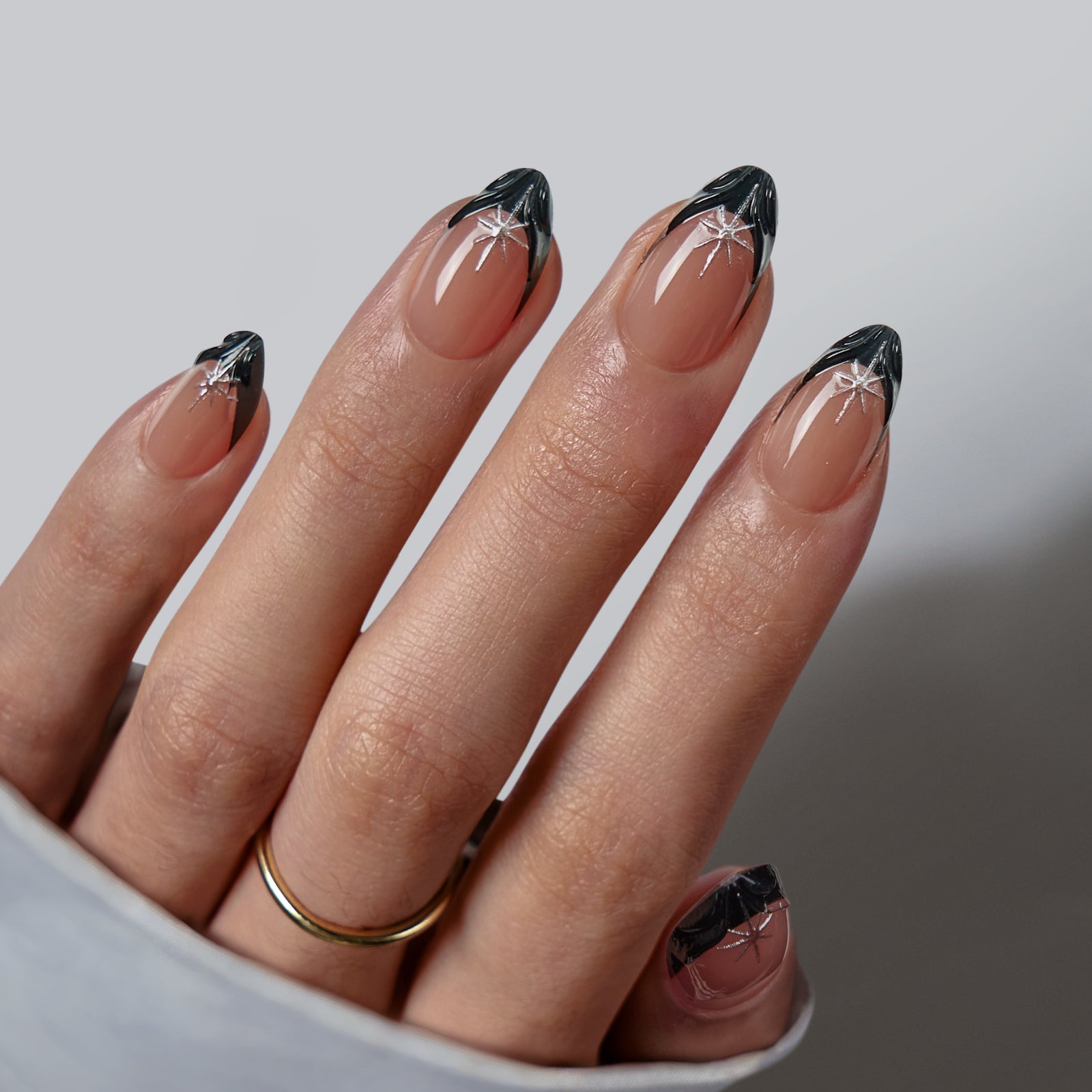 Fixon black press-on nails with high-gloss finish