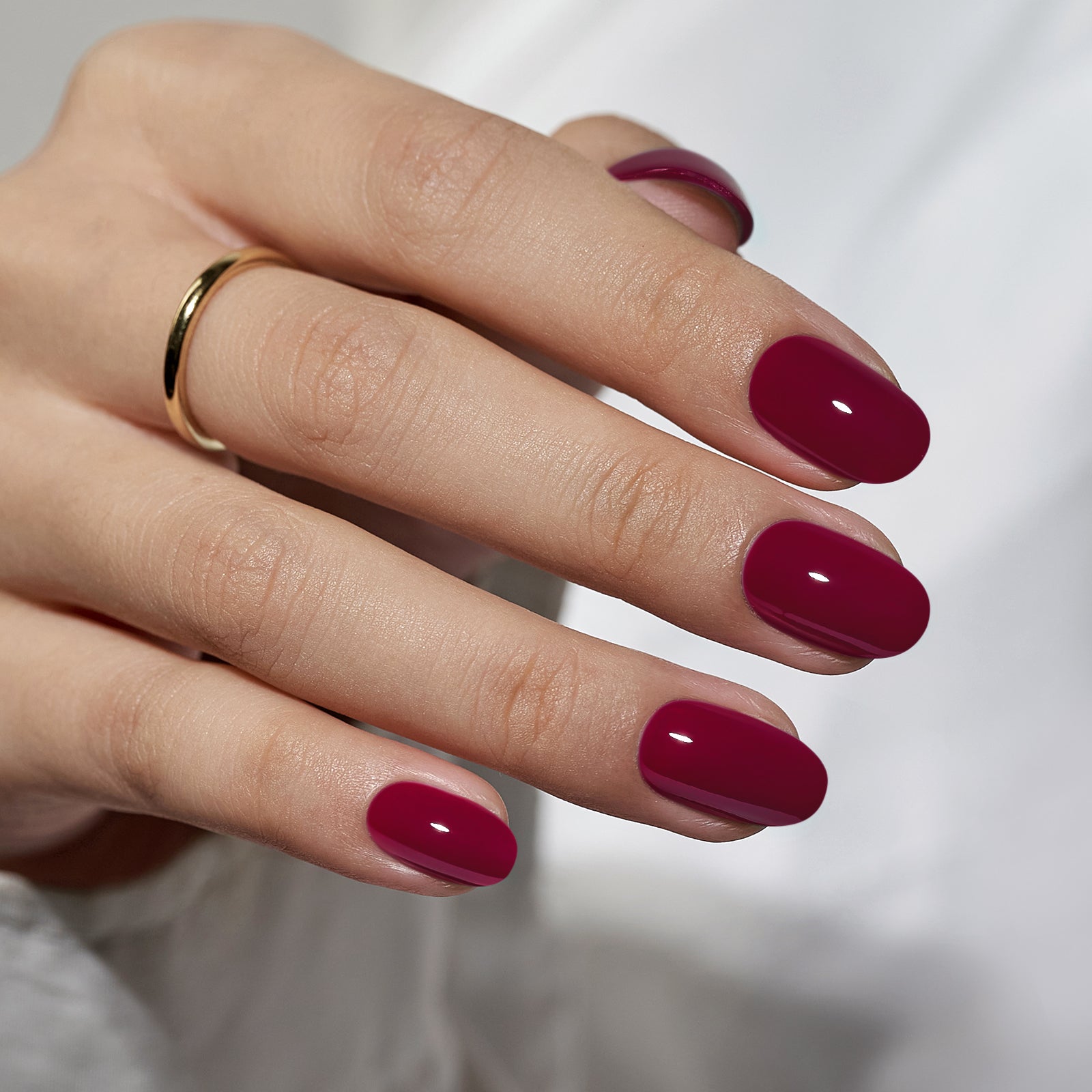 Fixon elegant press-on nails worn on hand